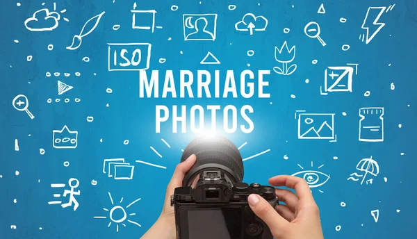 Ruční Fotografování Digitálním Fotoaparátem Nápisem Marriage Fotos Koncepce Nastavení Fotoaparátu — Stock fotografie
