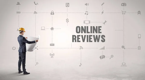 Közösségi Média Platformon Dolgozó Mérnök Online Reviews Felirattal — Stock Fotó