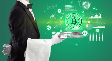 Genç garson tablada bitcoin ikonları servis ediyor, para değişimi konsepti