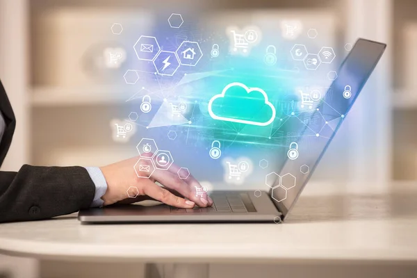 Mani Che Lavorano Laptop Con Icone Cloud Concetto Tecnologia Moderna — Foto Stock