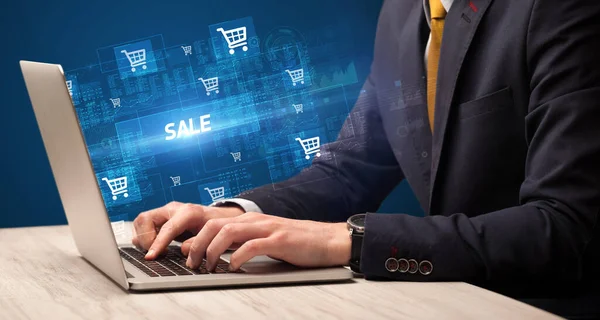 Επιχειρηματίας Που Εργάζονται Φορητό Υπολογιστή Επιγραφή Πωληση Online Έννοια Ψώνια — Φωτογραφία Αρχείου