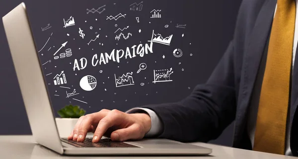 Biznesmen Pracujący Laptopie Napisem Kampanii Reklamowej Nowoczesna Koncepcja Biznesowa — Zdjęcie stockowe