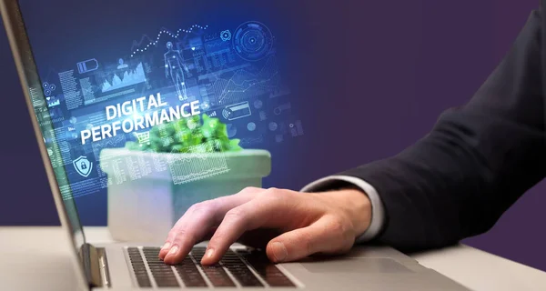Empresario Trabajando Laptop Con Inscripción Digital Performance Concepto Cibertecnología — Foto de Stock