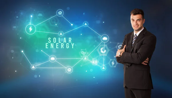 Geschäftsmann Vor Cloud Service Ikonen Mit Solar Energy Aufschrift Modernem — Stockfoto