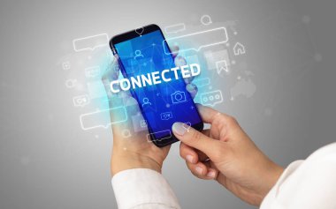 Akıllı telefondaki kadın el yazısı Bağlı Yazı, sosyal medya kavramı