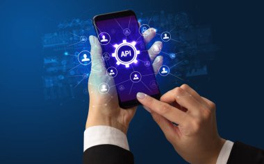 Api kısaltması ile akıllı telefon tutan kadın el, modern teknoloji konsepti