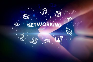 Çizilmiş sosyal medya simgeleri ve NETworking yazıtları, sosyal ağ konsepti ile parmak temas tableti