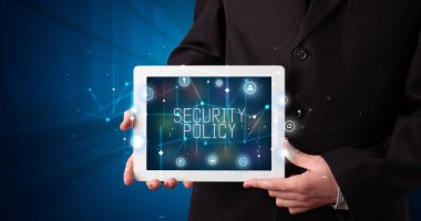 Tablet üzerinde çalışan genç iş adamı dijital işareti gösteriyor: GÜVENLİK POLİSİ