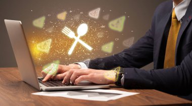 Ekrandan gelen tablo tablosu simgeleriyle internette elle tarama yapmak