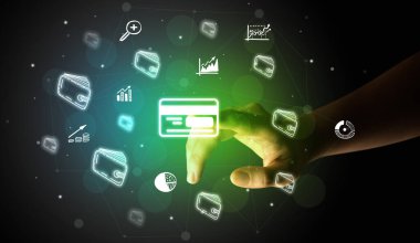 Ekranda el çizimi kredi kartı simgeleri ile multimedya arayüzüne dokunan iş adamı parmağı fütürist kavram