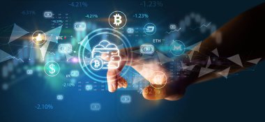 Multimedya dokunmatik ekran fütüristik konsept üzerinde iş adamı el ile bitcoin cüzdan sembolü itme