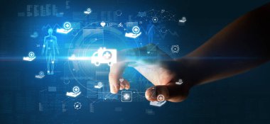 Doktor el, ekranda ambülans sembolü olan fütürist sağlık aygıtı, fütüristik konsept