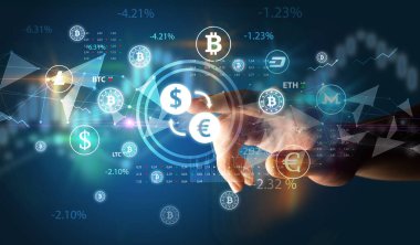 İş adamı, multimedya dokunmatik ekran fütüristik konseptinde dolar - avro döviz sembolü basıyor