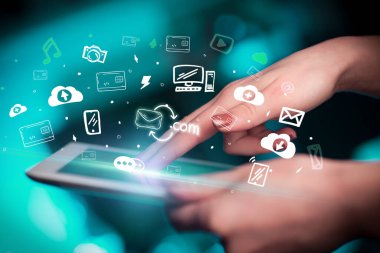 Elle çizilmiş posta simgeleri, dijital dönem konsepti olan dokunmatik ekranın yakın plan görüntüsü