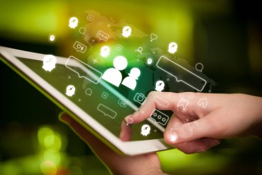 Cinsiyet simgeleri içeren tablet kullanan bir elin yakın çekimi, sosyal medya kavramı