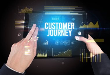 CUSTOMER JOURNEY yazıtları ve modern iş konseptiyle el ele tutuşmalar