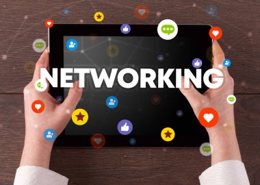 NETworking yazıtları, sosyal ağ konsepti ve dokunmatik ekranın yakın plan görüntüsü