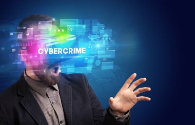 Sanal Gerçeklik gözlükleriyle Siber Suçlar ve yenilikçi güvenlik kavramına bakan iş adamı.