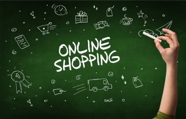 El çizimi ONLINE Alışveriş Yazıtı tahtaya beyaz tebeşirle yazılmış, online alışveriş kavramı