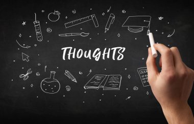 Tahtaya beyaz tebeşirle yazılmış el yazısı, eğitim kavramı.