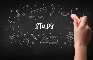 Tahtaya beyaz tebeşirle çizim çalışması, eğitim kavramı