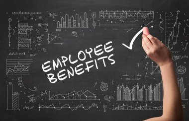 El çizimi EMPLOYEE BENEFITS yazı tahtada beyaz tebeşir, yeni iş konsepti