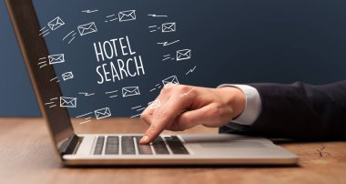 Otel Arama yazıtları, online alışveriş konsepti ile dizüstü bilgisayarda çalışan bir iş adamı