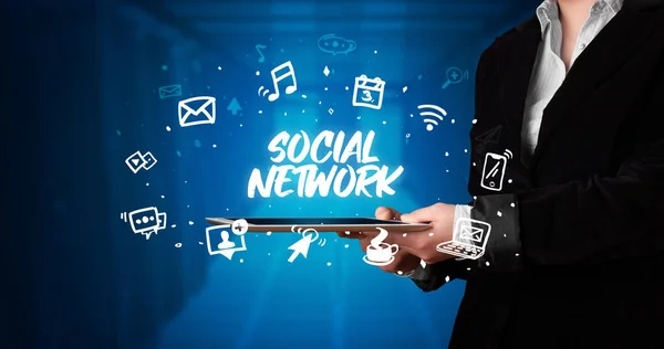 Junger Geschäftsmann Arbeitet Tablet Und Zeigt Die Aufschrift Soziales Network — Stockfoto