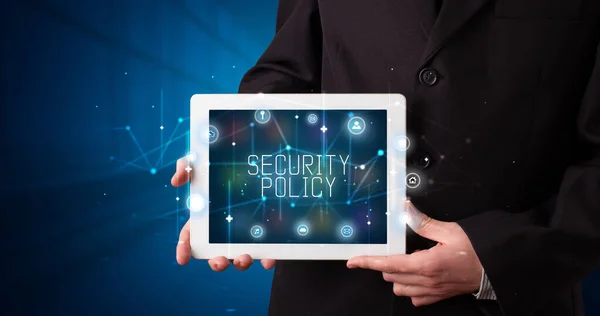 Junger Geschäftsmann Arbeitet Tablet Und Zeigt Das Digitale Zeichen Sicherheitspolitik — Stockfoto