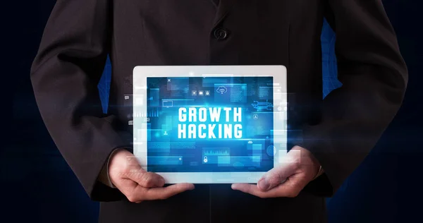 Młoda Osoba Biznesu Pracująca Tablecie Pokazuje Znak Cyfrowy Growth Hacking — Zdjęcie stockowe