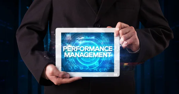 Giovane Imprenditore Che Lavora Tablet Mostra Scritta Performance Management Business — Foto Stock