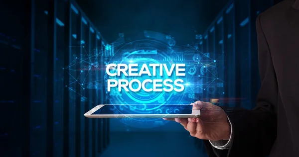 Młody Przedsiębiorca Pracujący Tablecie Pokazujący Napis Procesy Kreatywne Koncepcja Biznesowa — Zdjęcie stockowe