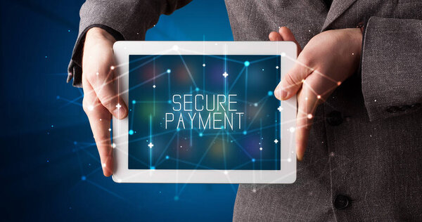 Молодой бизнесмен, работающий над планшетом и показывающий цифровой знак: ОПЛАТА БЕСПЛАТНО