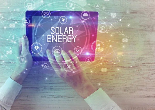 Närbild Surfplatta Med Solar Energy Inskription Innovativt Teknikkoncept — Stockfoto