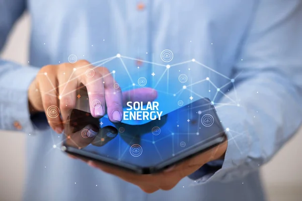 Podnikatel Držící Skládací Smartphone Nápisem Solar Energy Koncept Nové Technologie — Stock fotografie