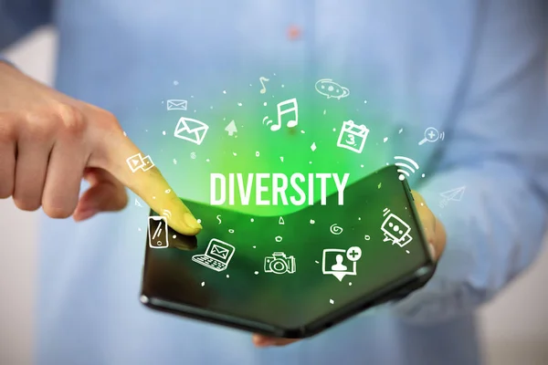 Geschäftsmann Mit Faltbarem Smartphone Mit Diversity Aufschrift Social Media Konzept — Stockfoto