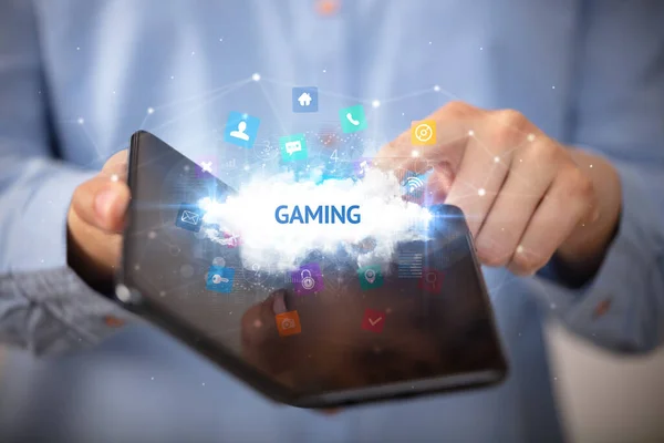 Бізнесмен Тримає Складний Смартфон Написом Gaming Концепція Технології — стокове фото