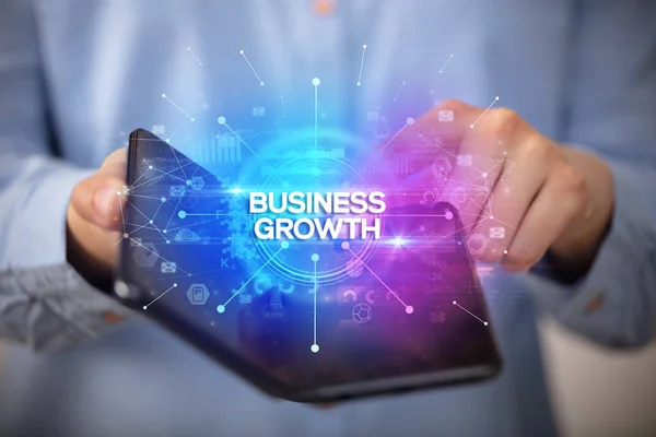 Üzletember Kezében Egy Összecsukható Okostelefon Business Growth Felirattal Üzleti Koncepció — Stock Fotó