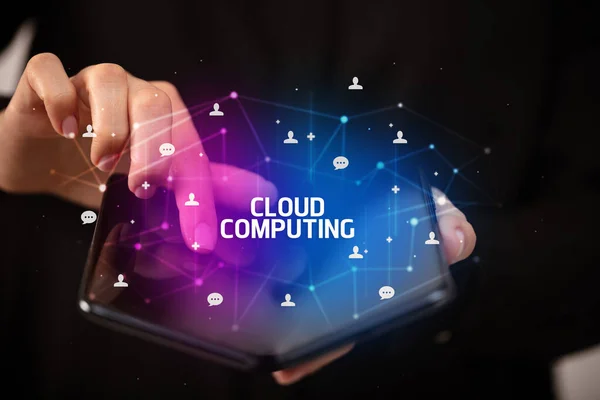 Επιχειρηματίας Κρατώντας Ένα Αναδιπλούμενο Smartphone Επιγραφή Cloud Computing Έννοια Της — Φωτογραφία Αρχείου