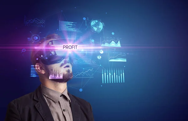 商人从虚拟现实眼镜中看到利润的铭文 新的商业理念 — 图库照片