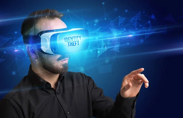 Geschäftsmann Blickt Durch Virtual Reality Brille Mit Aufschrift Identitätsdiebstahl Cyber — Stockfoto