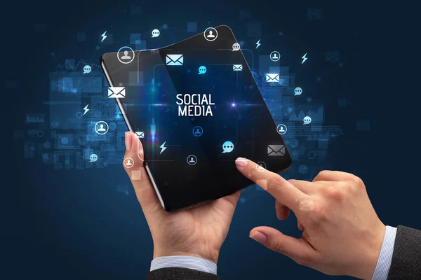 Zakenman Met Een Opvouwbare Smartphone Met Social Media Inscriptie Social — Stockfoto