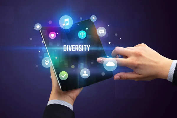 Бизнесмен Складным Смартфоном Надписью Diversity Концепция Социальных Сетей — стоковое фото