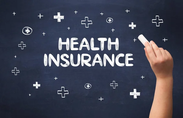 黒板に白いチョークで手描き健康保険の碑文 医療の概念 — ストック写真
