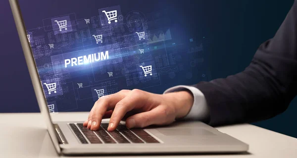 Επιχειρηματίας Που Εργάζονται Φορητό Υπολογιστή Επιγραφή Premium Έννοια Online Ψώνια — Φωτογραφία Αρχείου