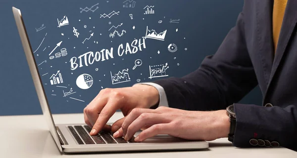 Geschäftsmann Arbeitet Laptop Mit Bitcoin Cash Aufschrift Modernes Geschäftskonzept — Stockfoto