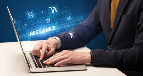 在笔记本电脑上工作的商人 有Best Price的题词 网上购物的概念 — 图库照片