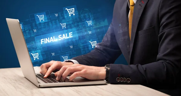 Geschäftsmann Arbeitet Laptop Mit Endverkaufsbeschriftung Online Shopping Konzept — Stockfoto