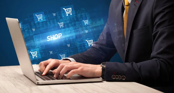 Biznesmen Pracujący Laptopie Napisem Sklep Koncepcja Zakupów Online — Zdjęcie stockowe