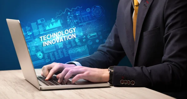 Empresario Trabajando Laptop Con Inscripción Innovación Tecnológica Concepto Cibertecnología — Foto de Stock